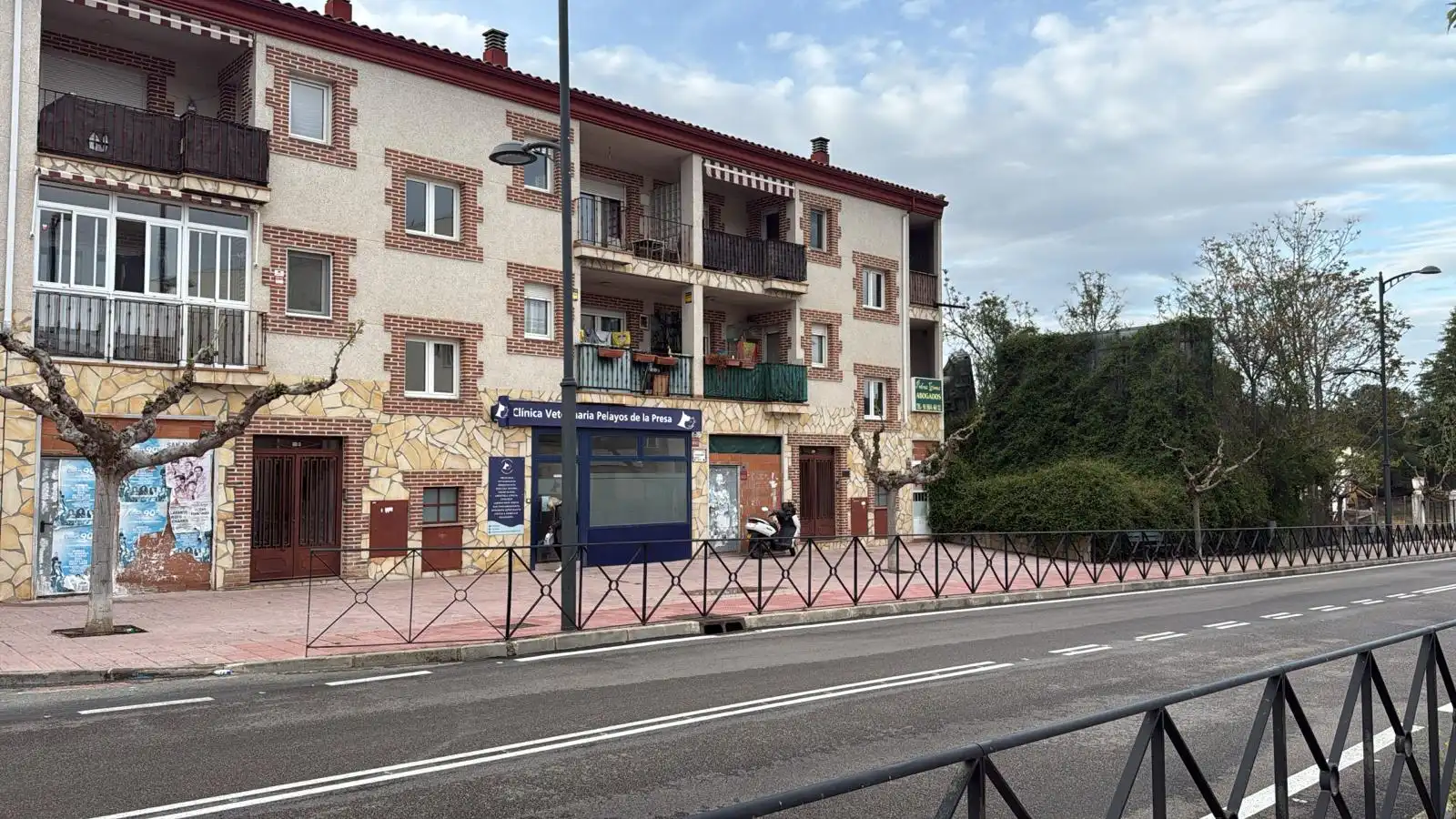 Vista exterior de Local en venta en Pelayos de la Presa