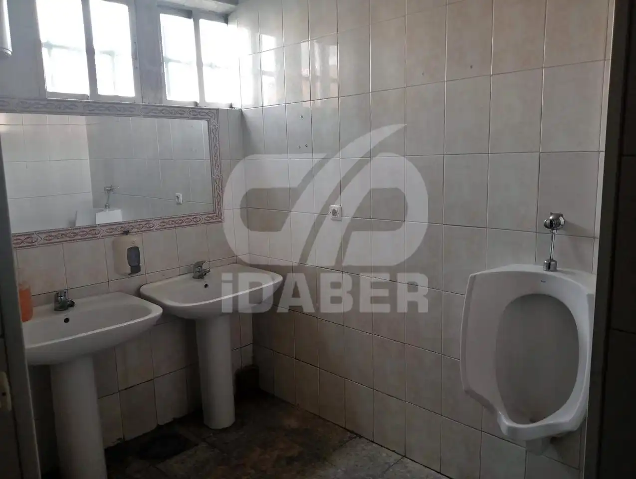 Badezimmer von Fabrikhallen zur Miete in Ugena, Toledo