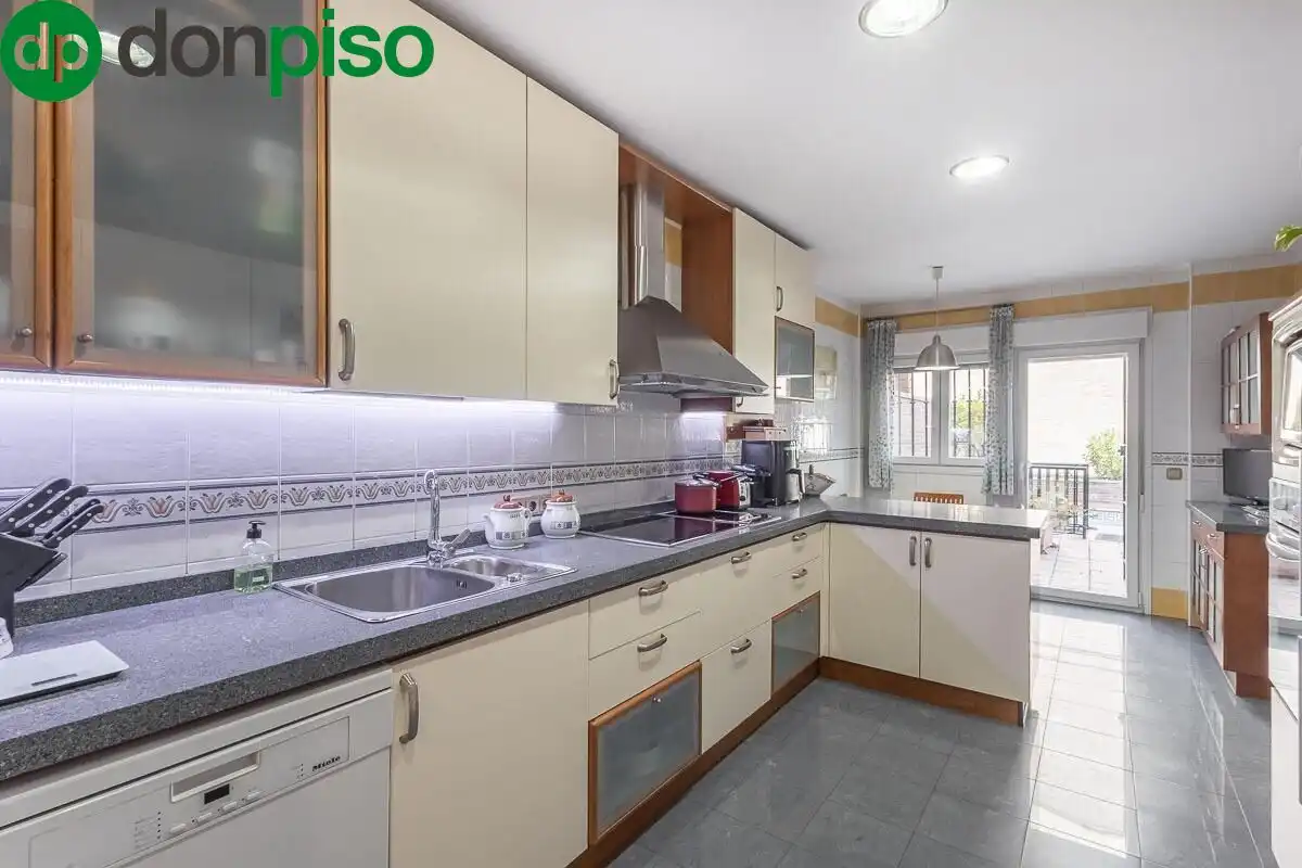 Cocina de Casa adosada en venta en Granada con Calefacción, Jardín privado y Terraza