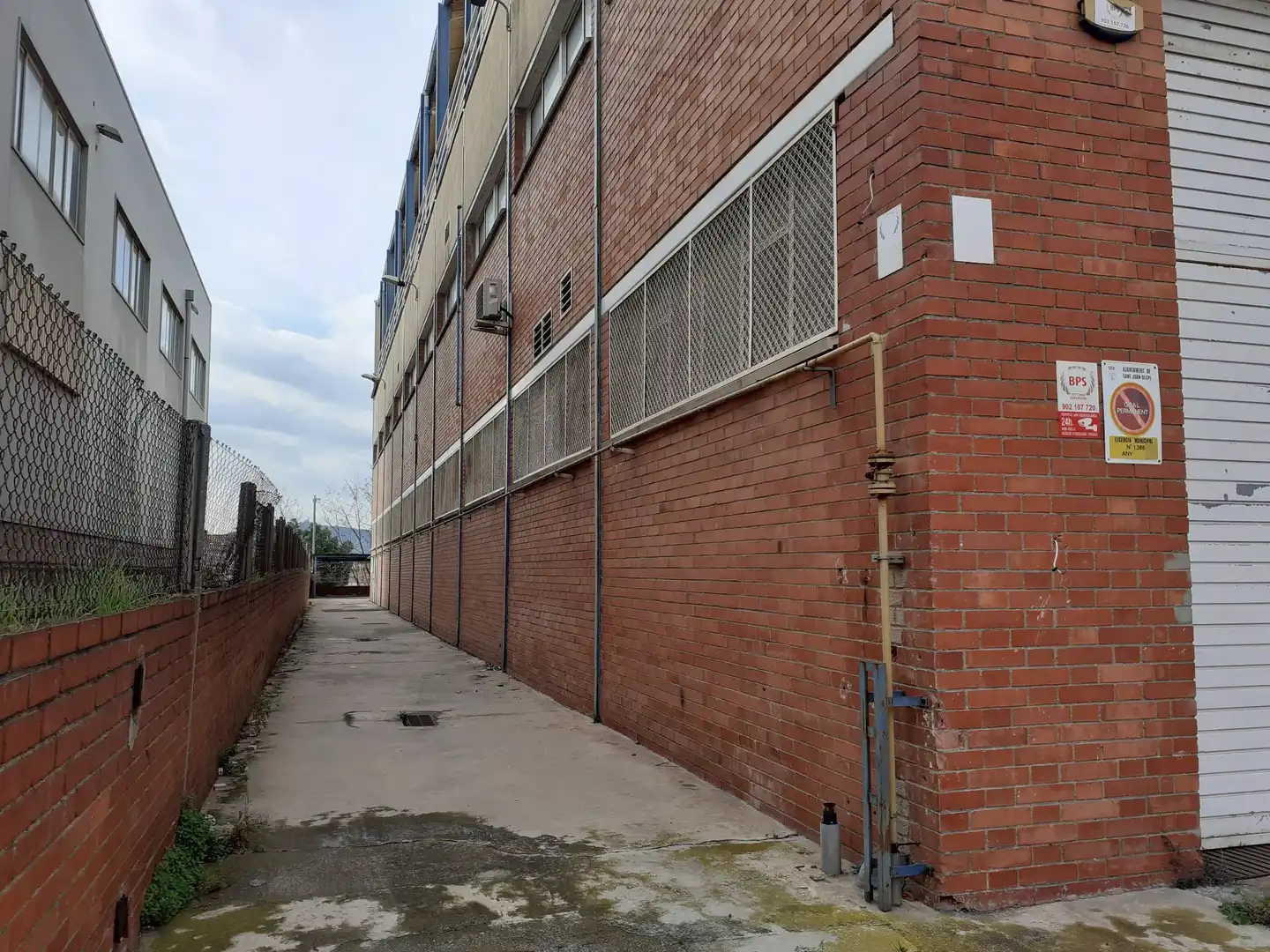 Vista exterior de Nau industrial en venda en Sant Joan Despí