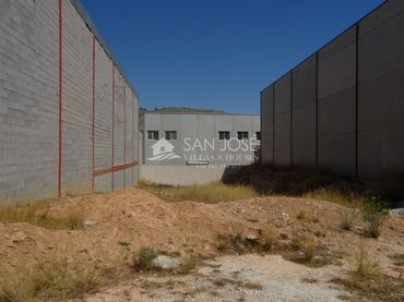 Terreno industrial en venta en Hondón de las Nieves / El Fondó de les Neus