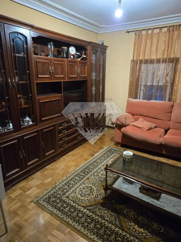 Sala d'estar de Casa o xalet en venda en Arteixo amb Calefacció, Jardí privat i Moblat