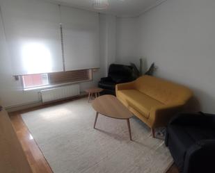 Sala d'estar de Pis de lloguer en Torrelavega  amb Calefacció