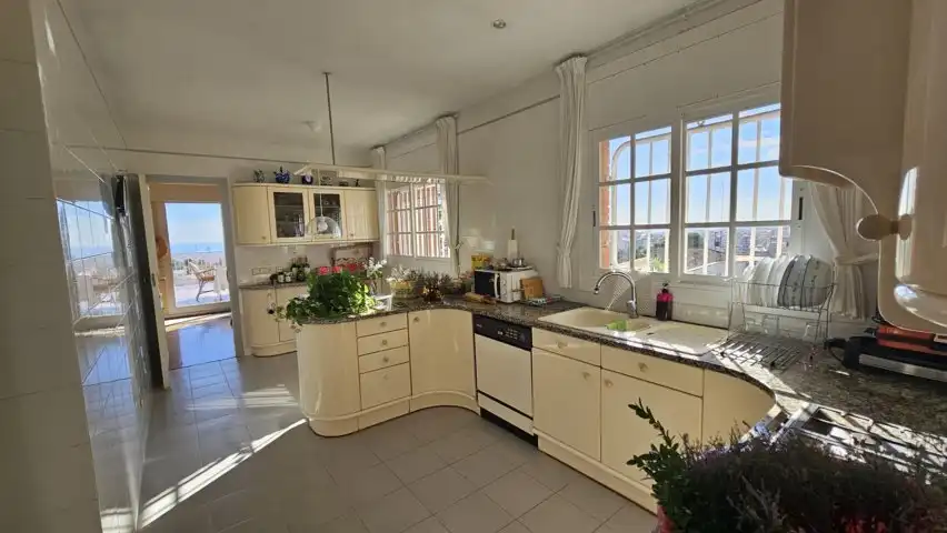 Cuina de Casa o xalet en venda en Barcelona amb Aire condicionat, Calefacció i Jardí privat