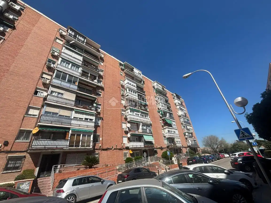 Vista exterior de Piso en venta en Madrid con Calefacción, Terraza y Balcón