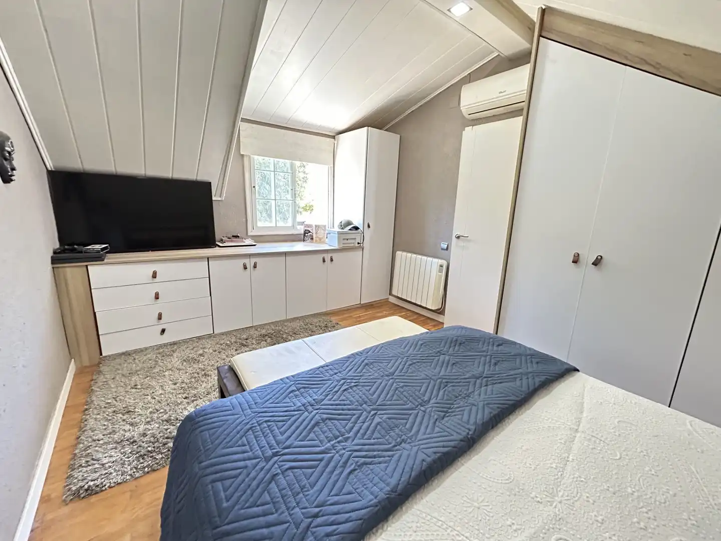 Schlafzimmer von Haus oder Chalet zum Verkauf in Cervelló mit Klimaanlage, Privatgarten und Schwimmbad