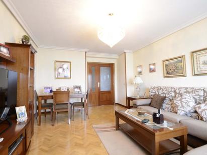 Sala d'estar de Pis en venda en  Madrid Capital amb Calefacció i Terrassa