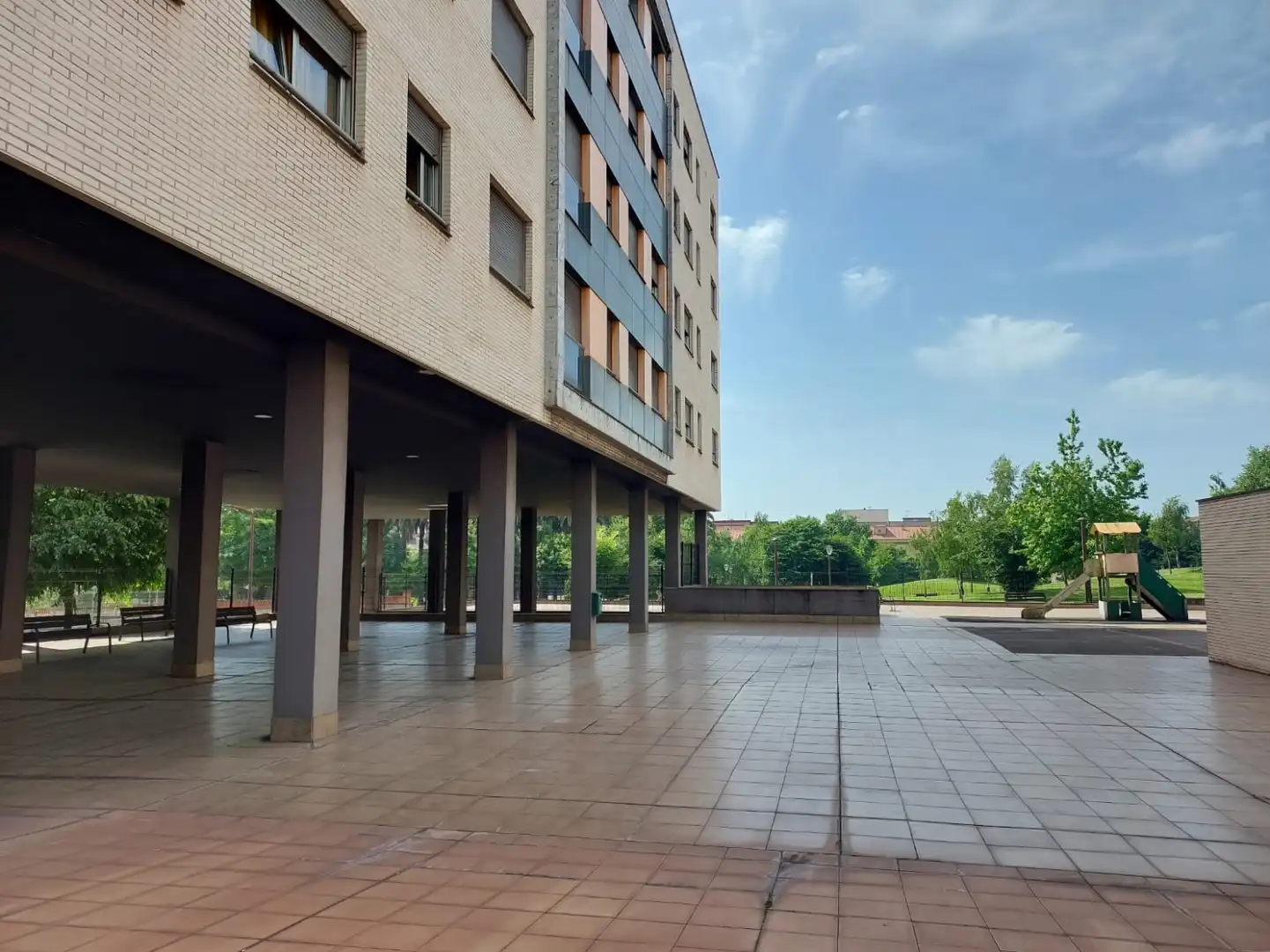Vista exterior de Piso de alquiler en Gijón  con Calefacción, Jardín privado y Parquet