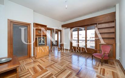 Sala d'estar de Pis en venda en  Madrid Capital amb Calefacció, Parquet i Terrassa