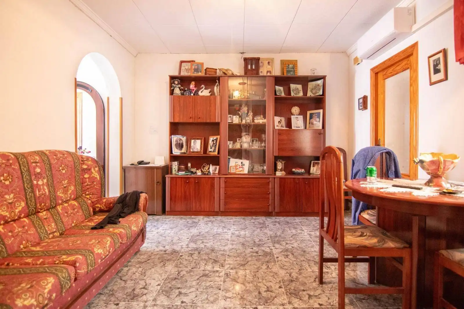 Wohnzimmer von Einfamilien-Reihenhaus zum Verkauf in Torrevieja mit Klimaanlage, Heizung und Terrasse