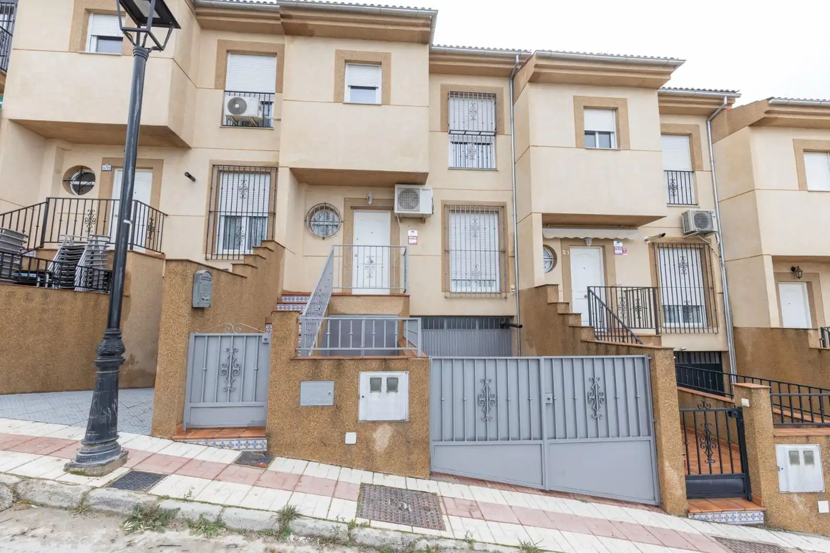 Vista exterior de Casa adosada en venta en Güevéjar con Calefacción, Amueblado y Balcón