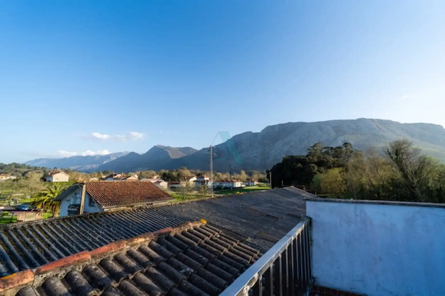 Vista exterior de Casa o xalet en venda en Llanes amb Jardí privat, Terrassa i Piscina