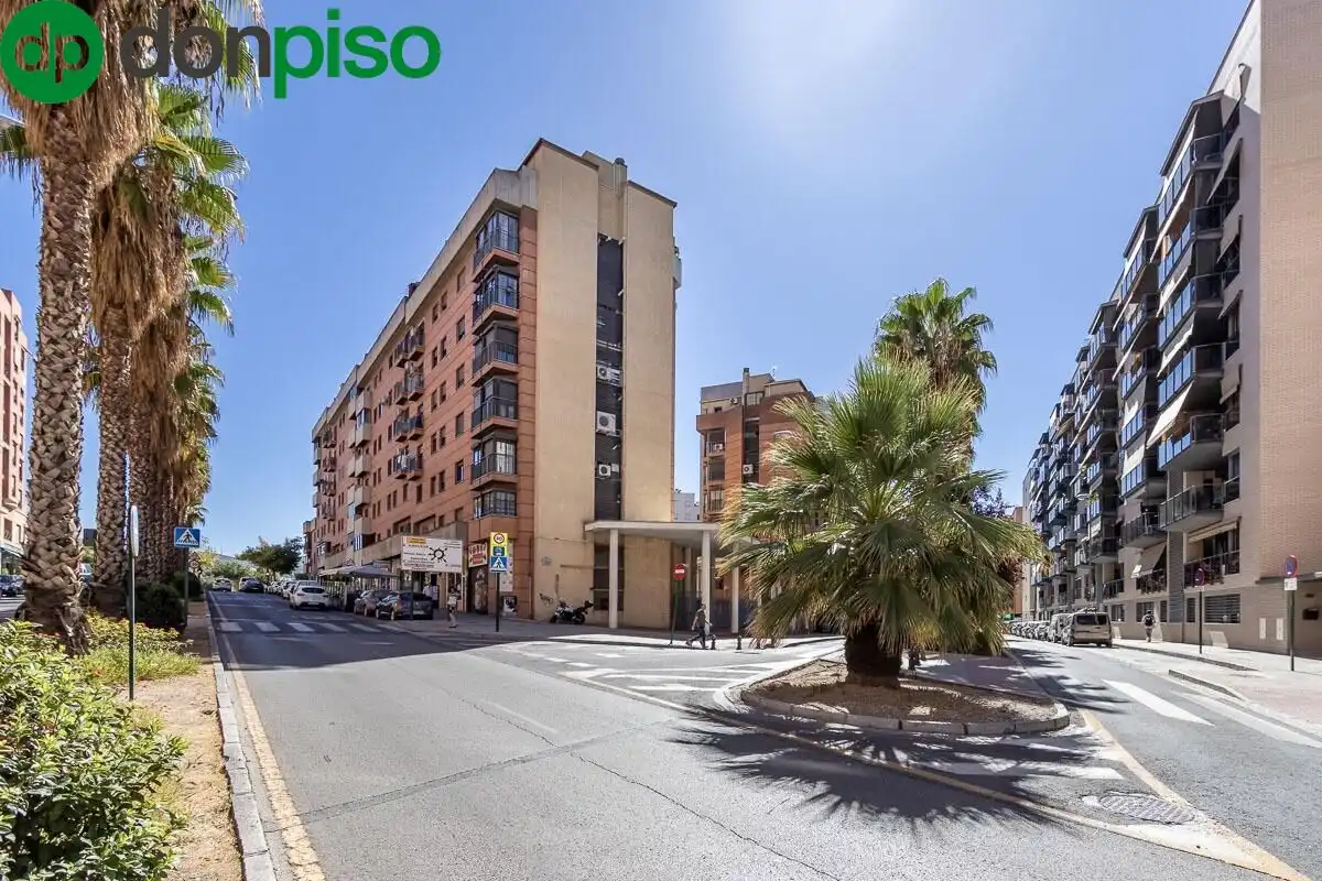 Vista exterior de Pis en venda en Granada amb Aire condicionat, Calefacció i Piscina comunitària