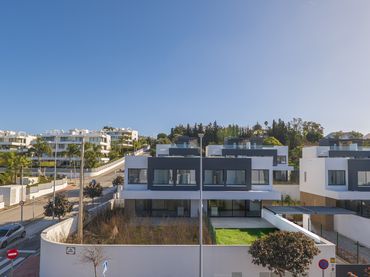 Casa aparellada amb balcó en venda a CORTES 1