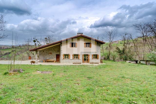 Casa-chalet en Venta en Amezketa