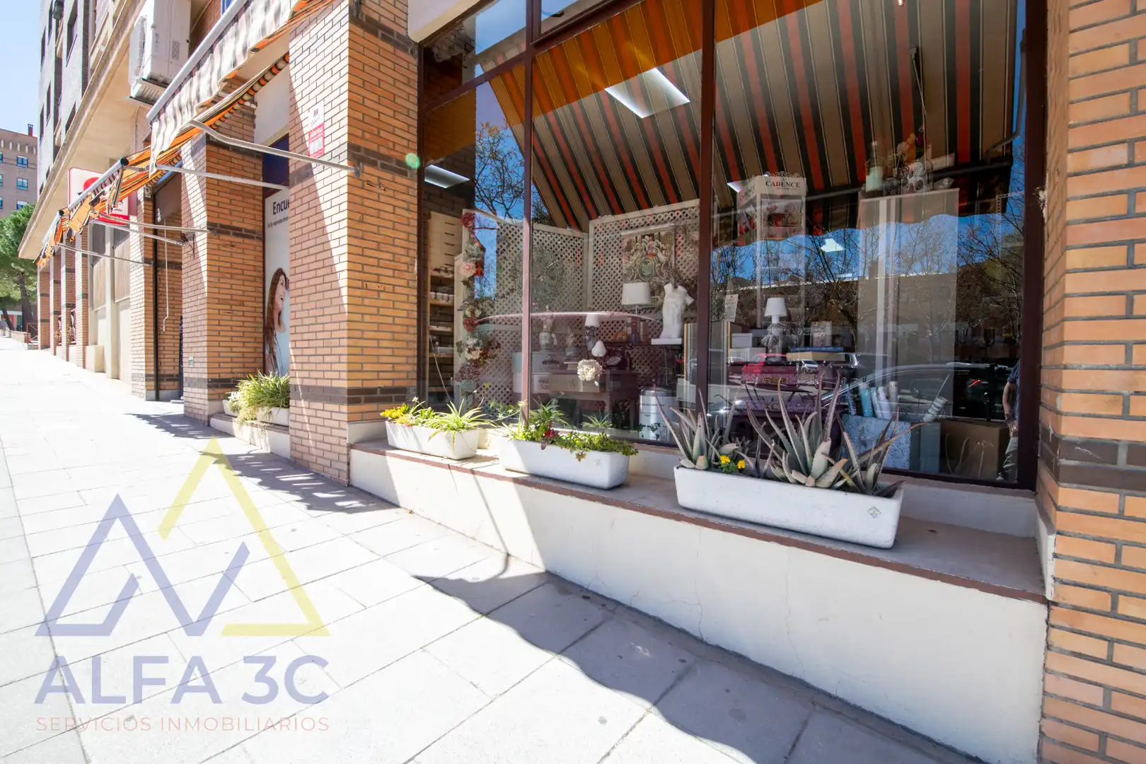 Vista exterior de Local en venta en Tres Cantos