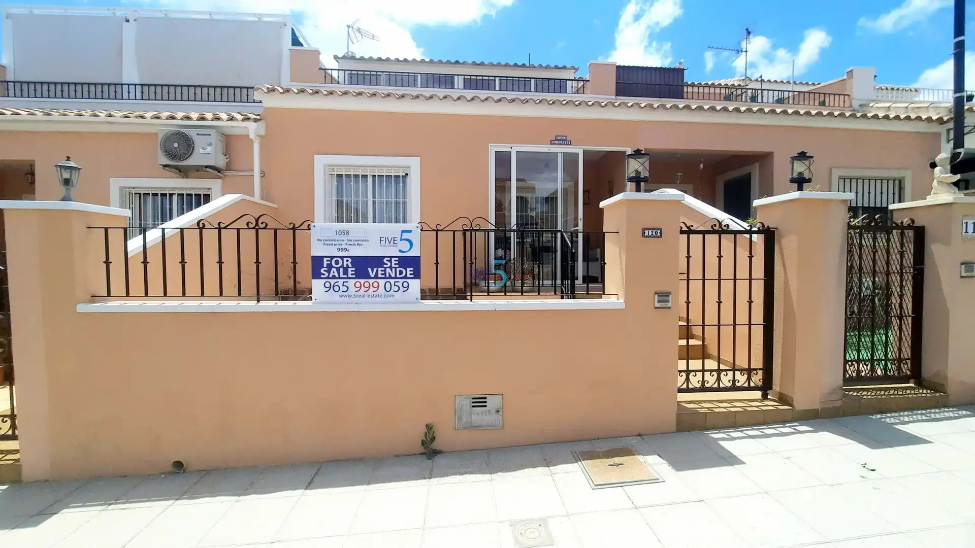 Vista exterior de Casa adosada en venta en Pilar de la Horadada con Terraza