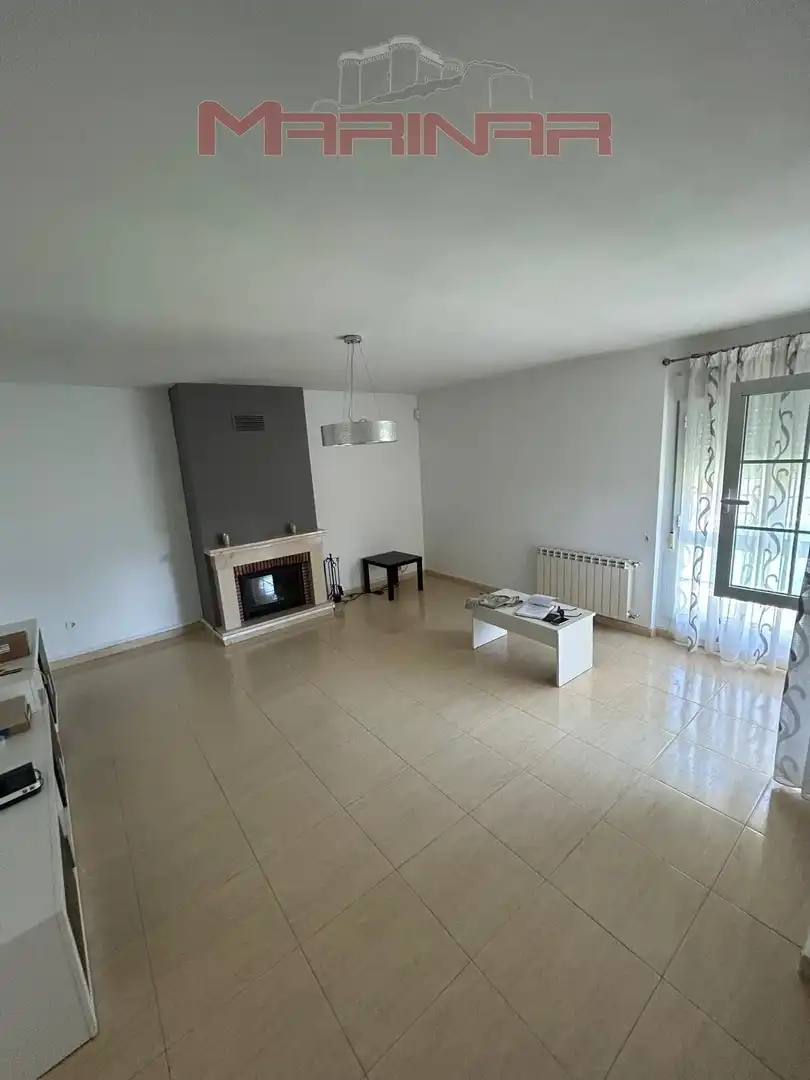 Wohnzimmer von Einfamilien-Reihenhaus zum Verkauf in Illescas mit Klimaanlage, Heizung und Privatgarten