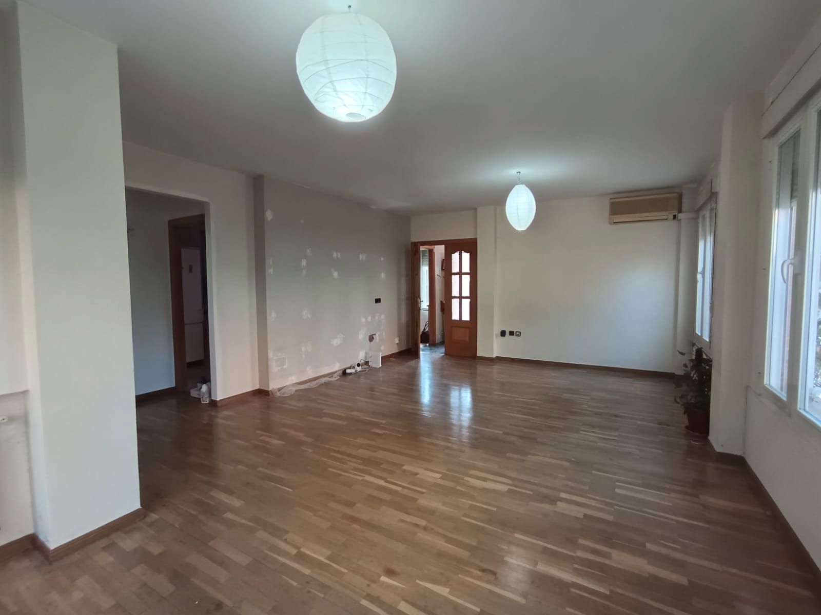Sala d'estar de Casa adosada en venda en Parla amb Aire condicionat, Calefacció i Jardí privat