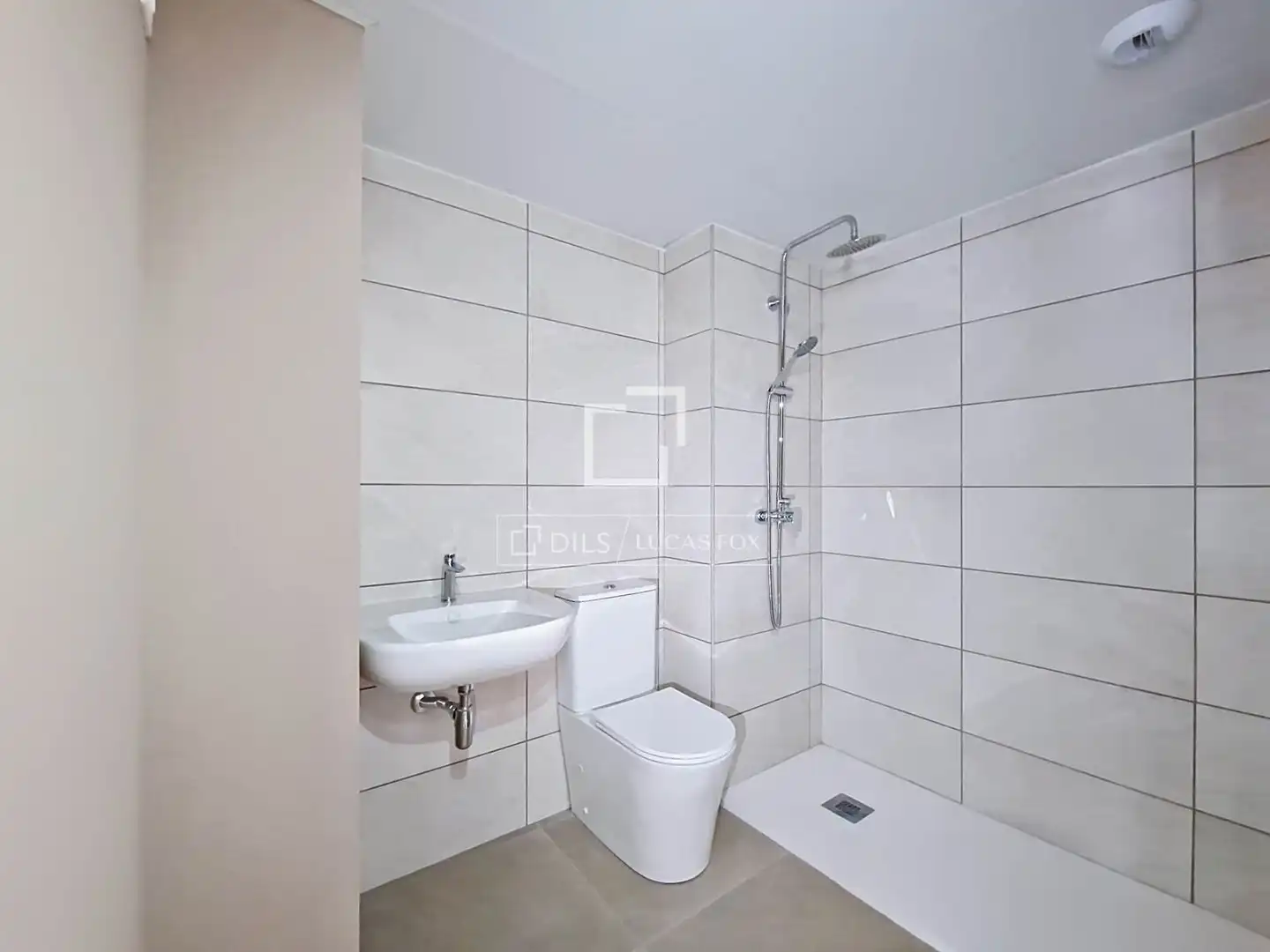 Badezimmer von Wohnung zum Verkauf in Vilanova i la Geltrú mit Klimaanlage, Heizung und Parkett