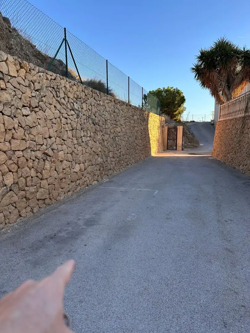 Aparcament de Casa adosada en venda en La Nucia amb Jardí privat, Terrassa i Traster