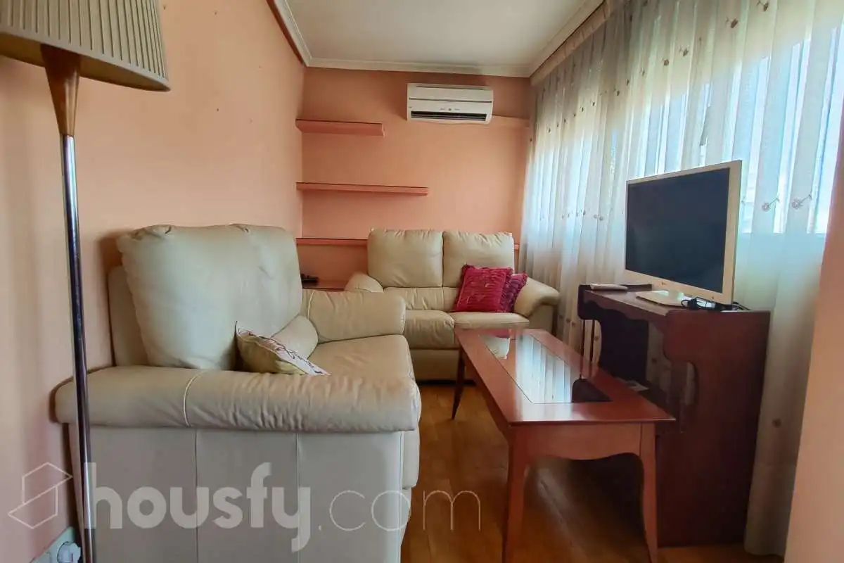 Living room of Flat for rent in Madrid  with Air Conditioner, Heating and Parquet flooring