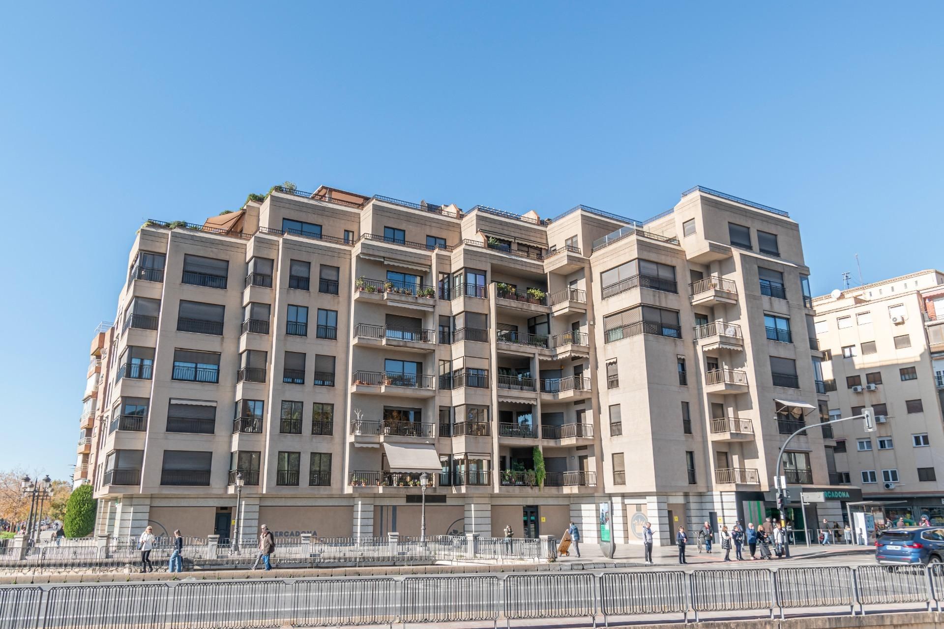 Vista exterior de Pis en venda en  Granada Capital amb Calefacció i Terrassa