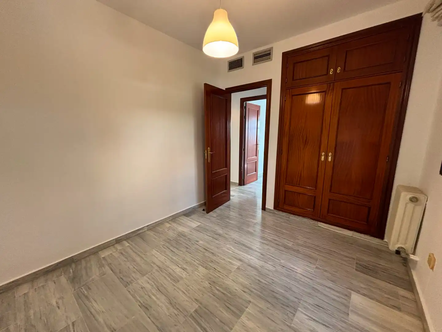 Bedroom of Flat for rent in Granada  with Air Conditioner, Heating and Washing machine