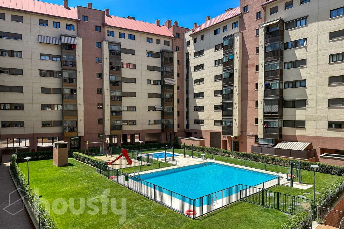 Swimming pool of Flat to rent in  Madrid Capital  with Air Conditioner, Heating and Community pool