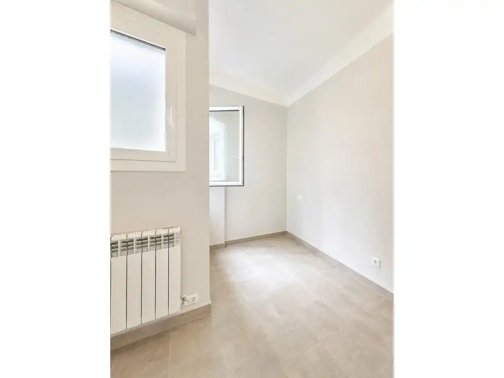 Bedroom of Flat for rent in Girona