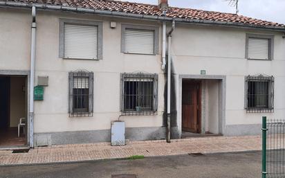 Vista exterior de Casa adosada en venda en Torrelavega  amb Terrassa i Traster