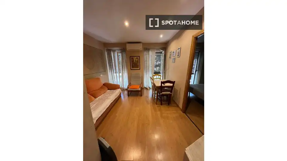 Dormitori de Apartament per a compartir en Madrid amb Aire condicionat, Calefacció i Terrassa