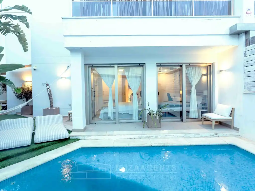 Piscina de Dúplex en venta en Eivissa con Aire acondicionado, Jardín privado y Terraza