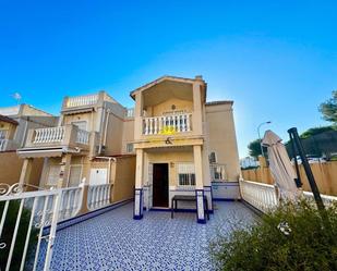 Vista exterior de Casa o xalet de lloguer en Torrevieja amb Aire condicionat, Calefacció i Terrassa