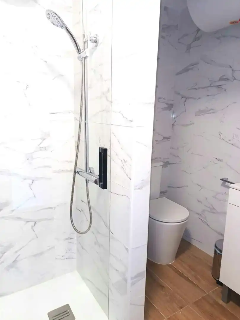 Bathroom of Flat for share in Valencia  with Furnished and Washing machine