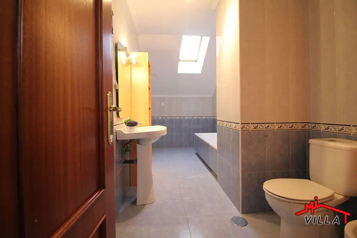 Badezimmer von Dachboden zum Verkauf in Bárcena de Cicero mit Heizung, Terrasse und Abstellraum