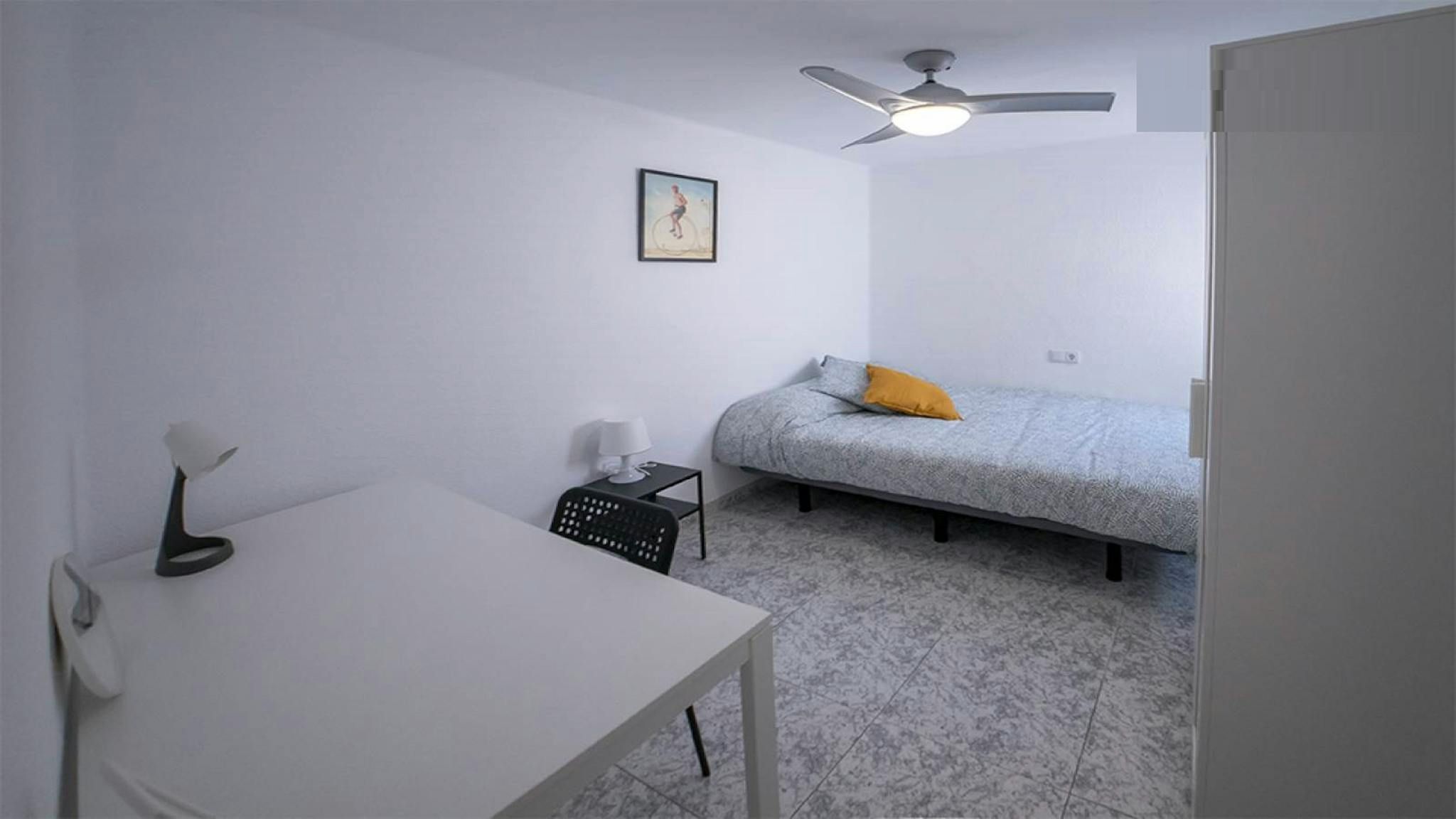 Bedroom of Flat to share in  Valencia Capital  with Washing machine, Balcony and Internet