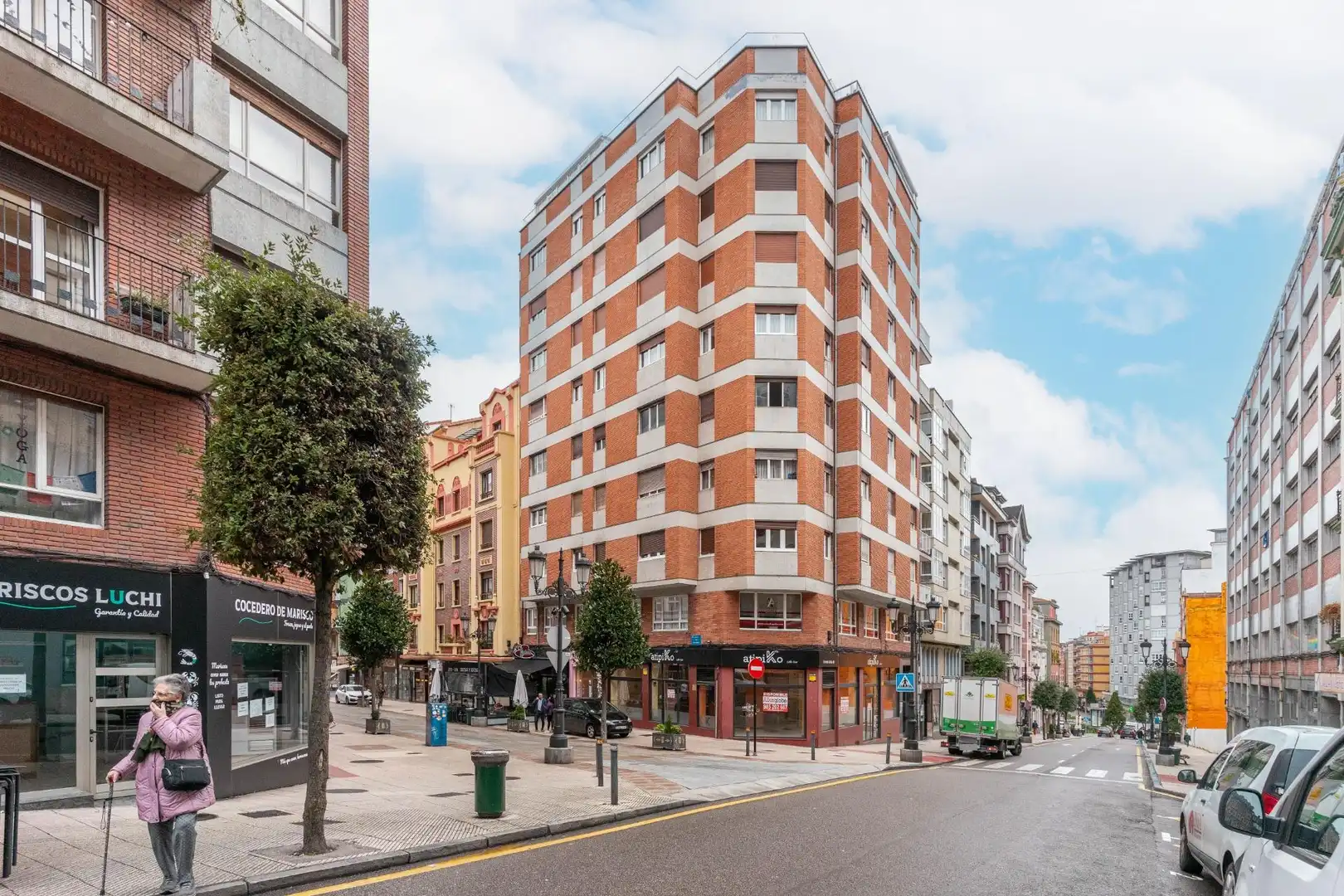 Vista exterior de Pis en venda en Oviedo  amb Parquet, Moblat i Jacuzzi