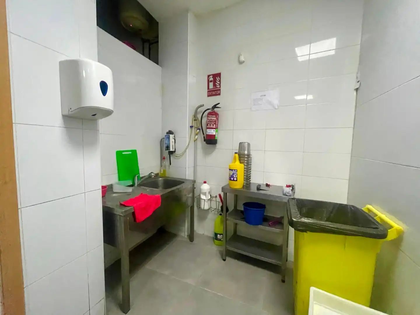 Baño de Local en traspaso en Cornellà de Llobregat con Aire acondicionado, Amueblado y Internet