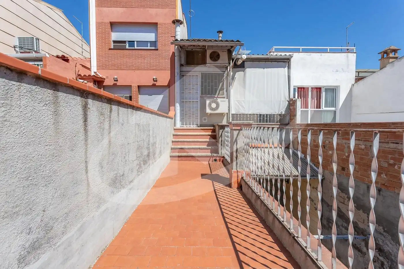 Vista exterior de Casa adosada en venda en Sabadell amb Terrassa i Traster