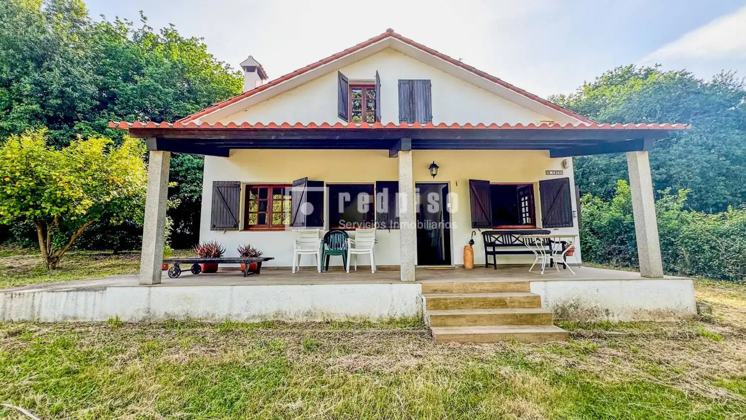 Vista exterior de Casa o chalet en venta en Abegondo con Parquet, Terraza y Amueblado