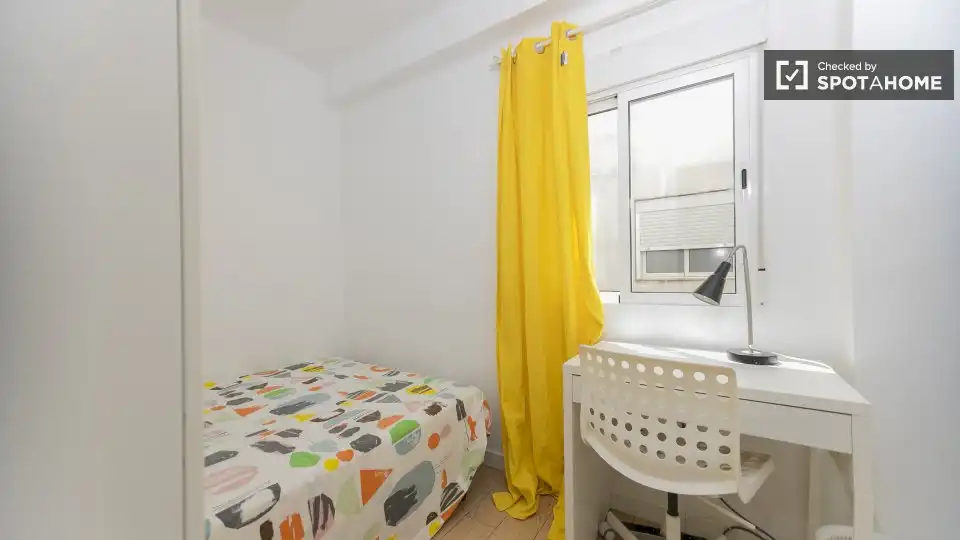 Habitación de Piso de alquiler en Valencia con Aire acondicionado, Calefacción y Amueblado