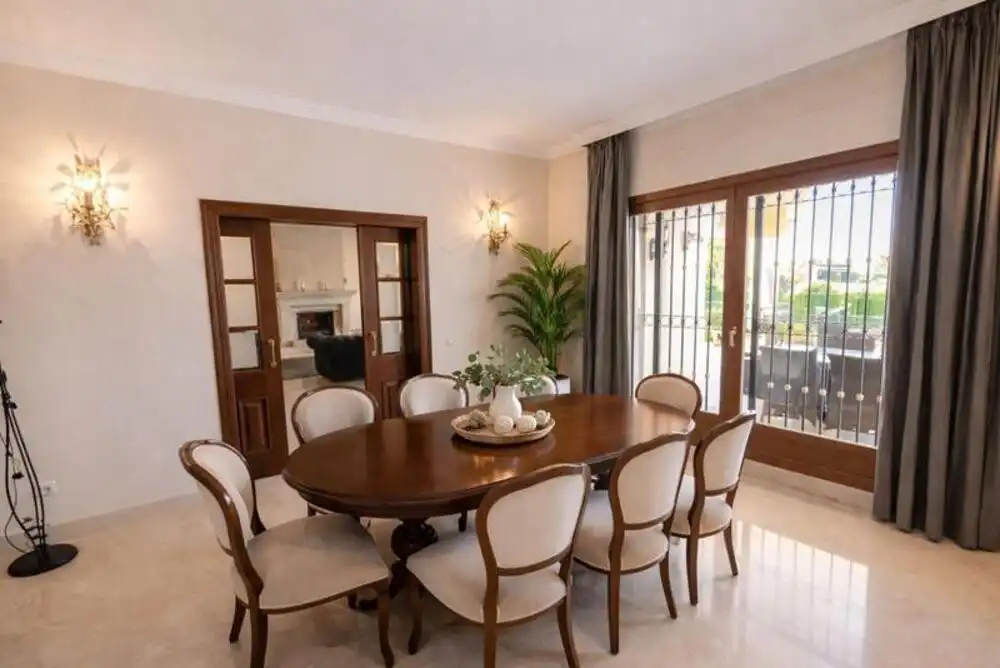 Menjador de Casa o xalet de lloguer en Marbella amb Aire condicionat, Jardí privat i Terrassa