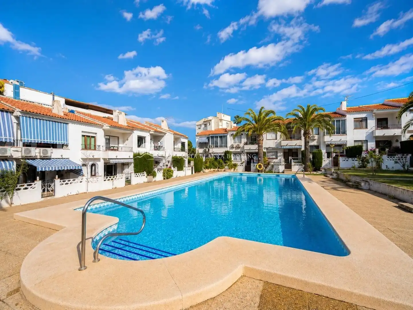 Vista exterior de Casa adosada en venda en L'Alfàs del Pi amb Calefacció, Moblat i Piscina comunitària