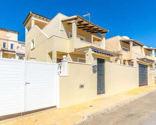 Vista exterior de Casa o xalet en venda en Orihuela amb Aire condicionat, Piscina i Moblat
