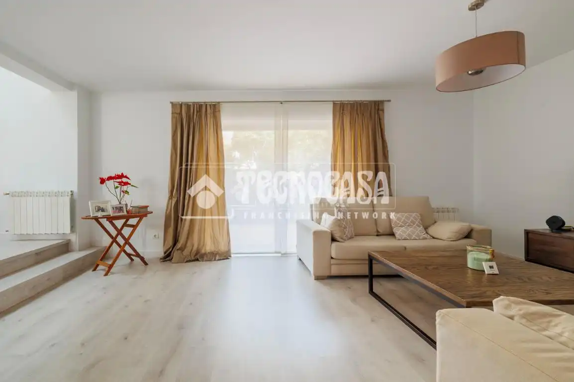 Sala de estar de Casa adosada en venta en Tres Cantos con Calefacción, Balcón y Piscina comunitaria