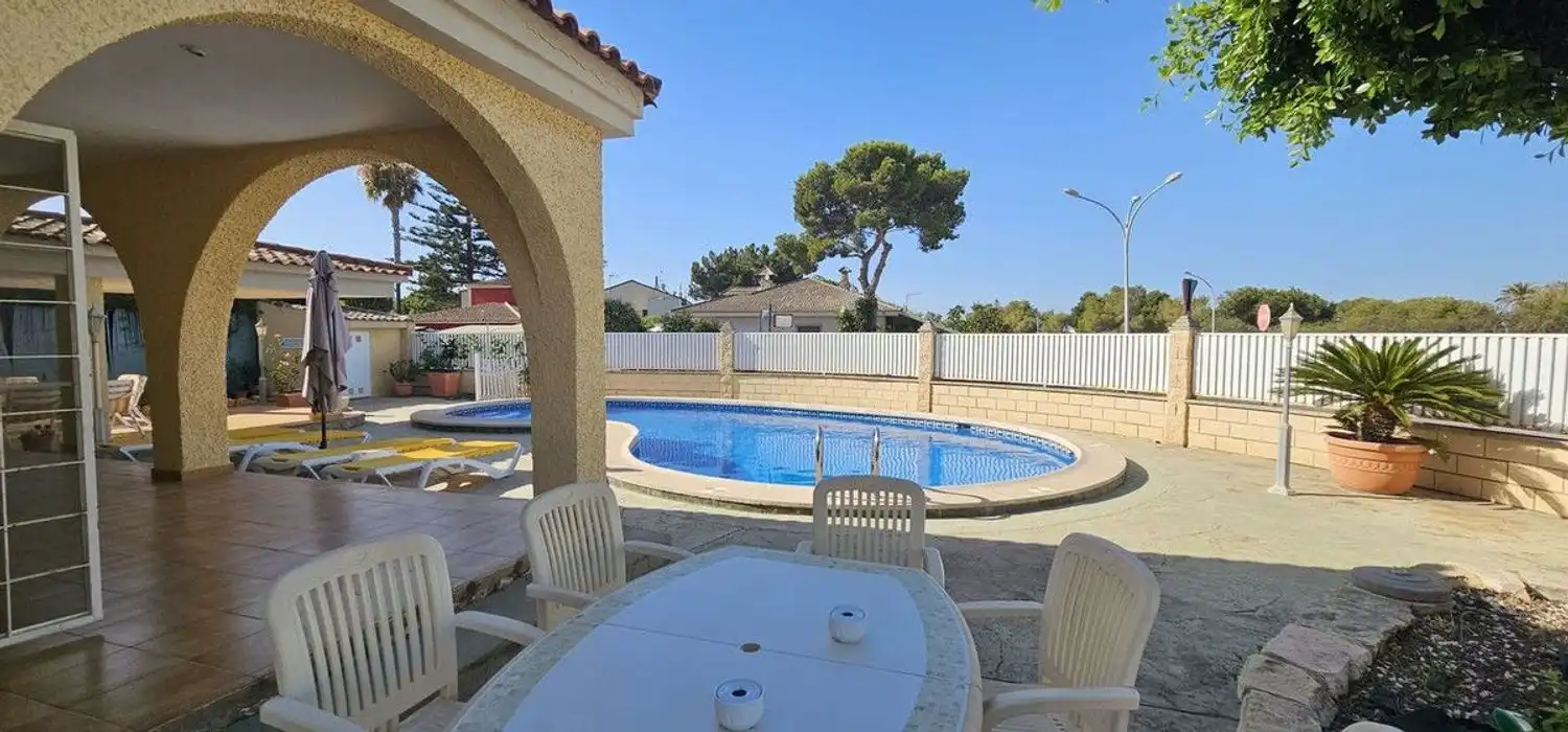 Piscina de Casa o xalet en venda en Orihuela amb Aire condicionat, Jardí privat i Terrassa