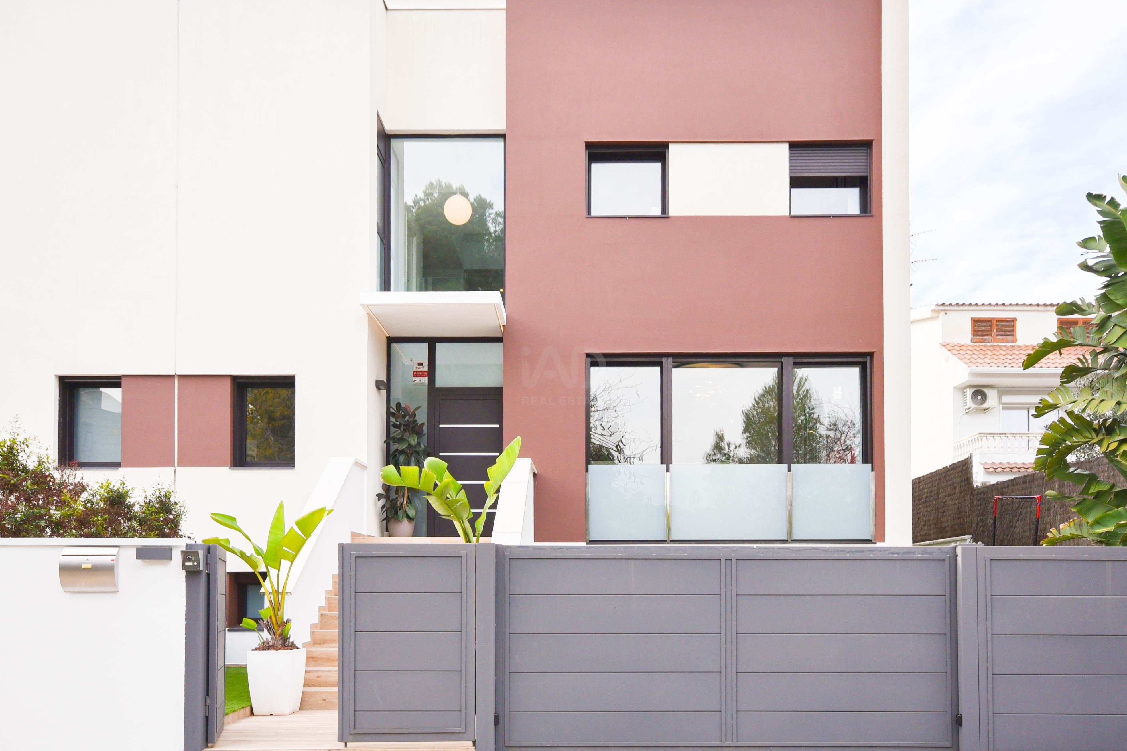 Exterior view of Single-family semi-detached for sale in Sant Pere de Ribes  with Air Conditioner, Heating and Terrace