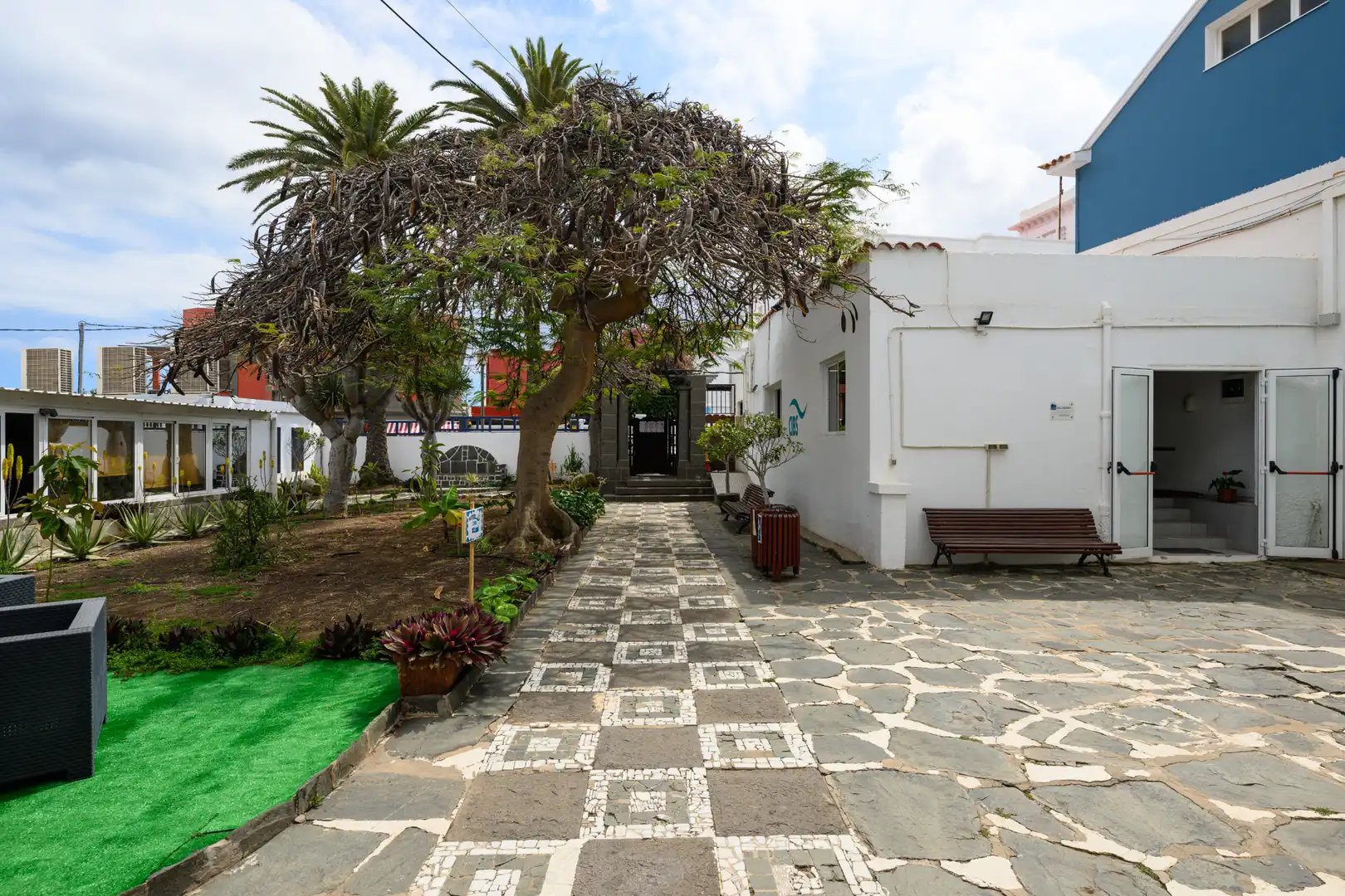 Vista exterior de Casa o xalet en venda en Las Palmas de Gran Canaria amb Aire condicionat, Jardí privat i Terrassa