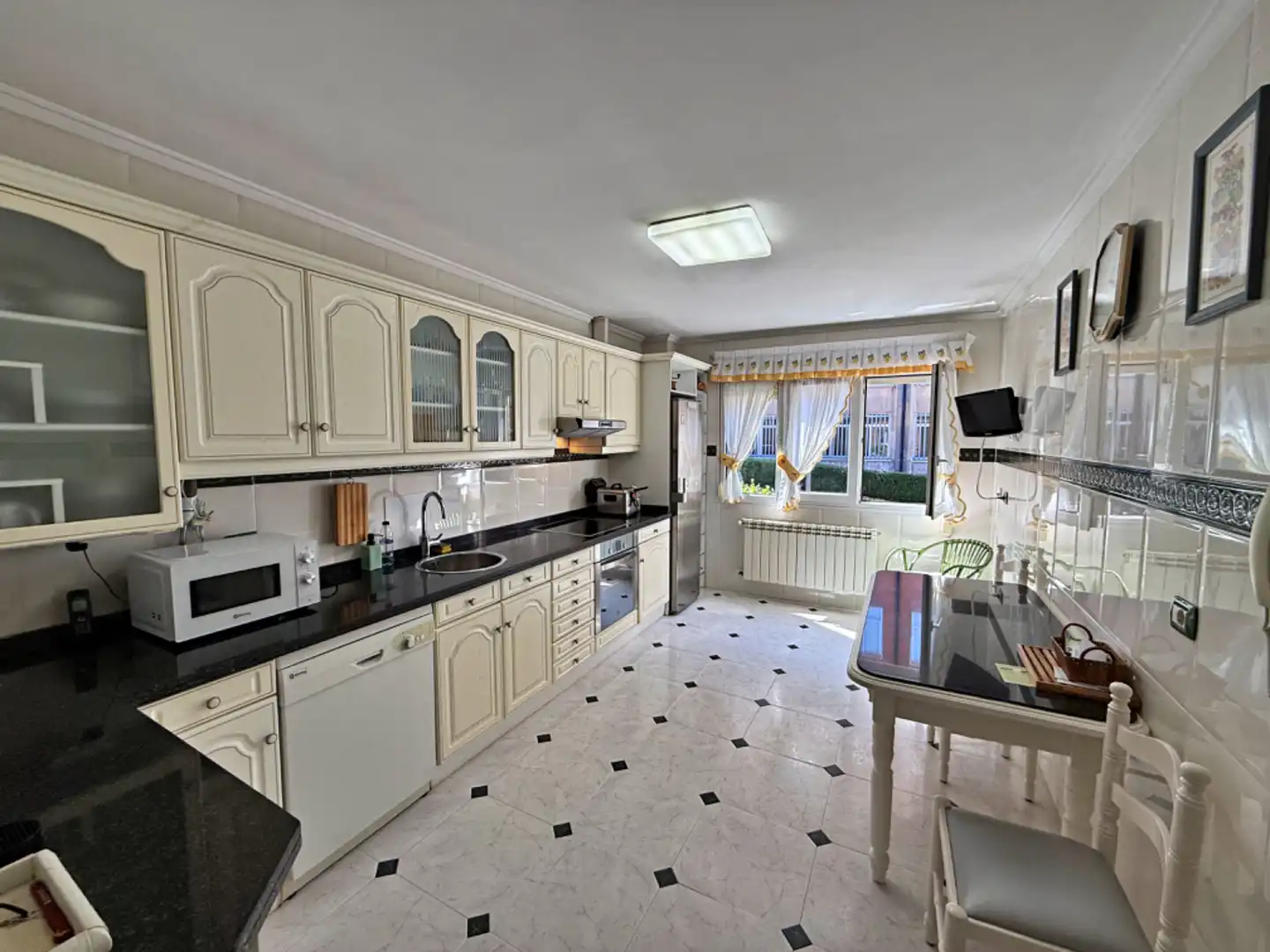 Cocina de Casa adosada en venta en Oviedo  con Calefacción, Jardín privado y Parquet